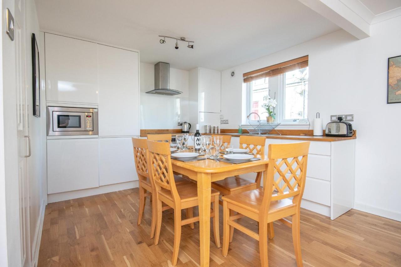 Dwellcome Home Ltd 2 King Beds West End Apt, Half Mile To Union Street Yet Quiet, Free Allocated Parking Space At Rear Entrance & Fast Wifi, Ideal For Long Term Contractor, Corporate, Etc Stays, Regular Housekeeping Option - See Our Site For Assuranc 애버딘 외부 사진