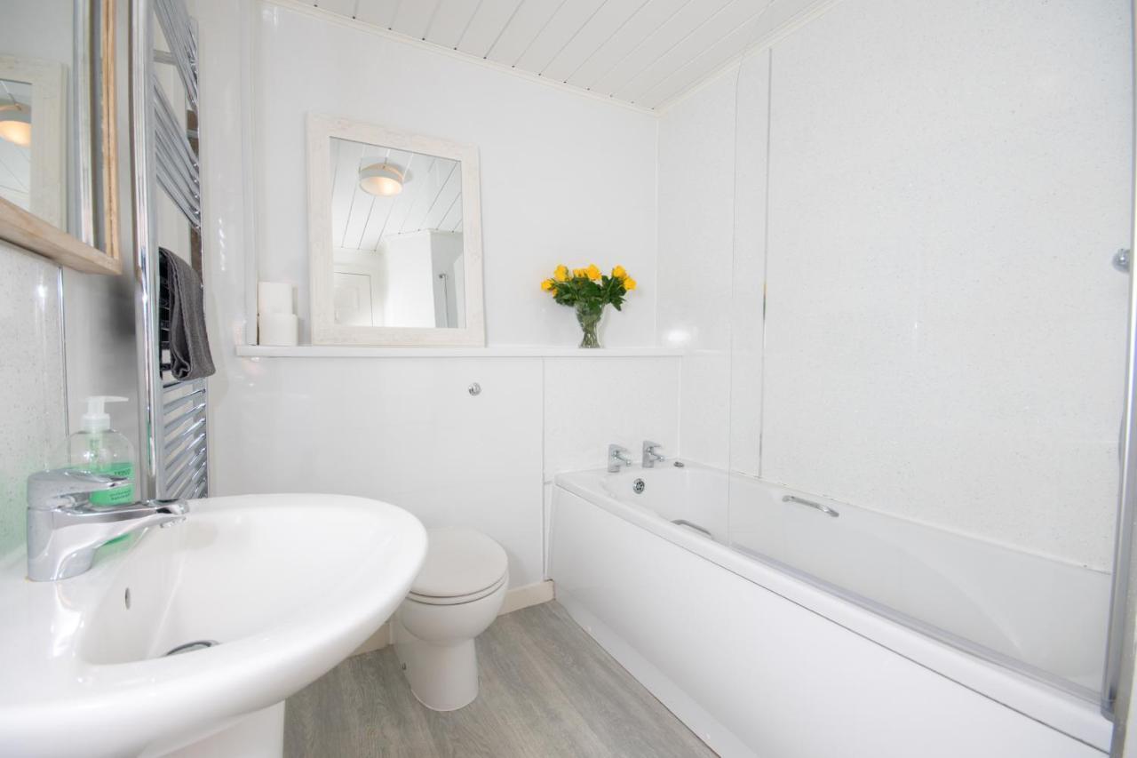Dwellcome Home Ltd 2 King Beds West End Apt, Half Mile To Union Street Yet Quiet, Free Allocated Parking Space At Rear Entrance & Fast Wifi, Ideal For Long Term Contractor, Corporate, Etc Stays, Regular Housekeeping Option - See Our Site For Assuranc 애버딘 외부 사진