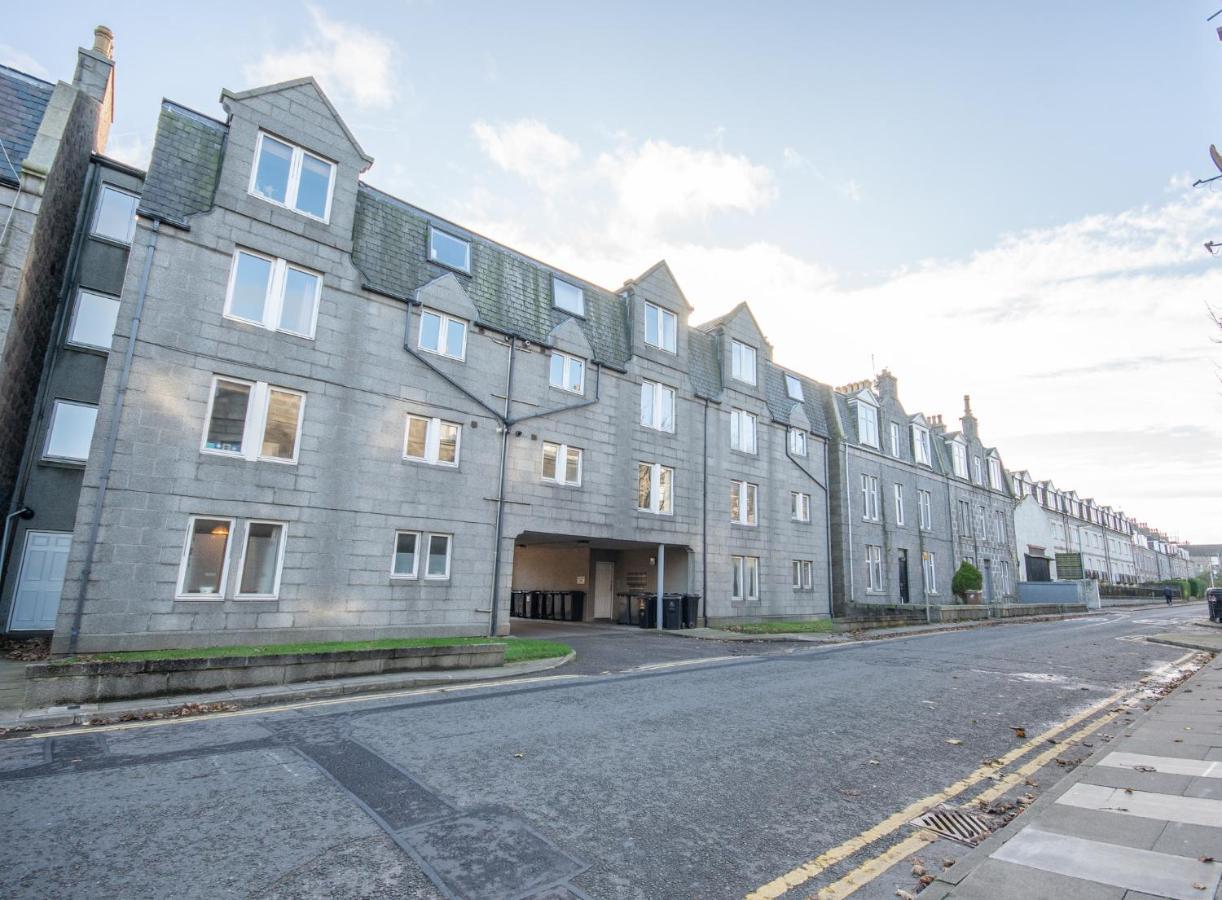 Dwellcome Home Ltd 2 King Beds West End Apt, Half Mile To Union Street Yet Quiet, Free Allocated Parking Space At Rear Entrance & Fast Wifi, Ideal For Long Term Contractor, Corporate, Etc Stays, Regular Housekeeping Option - See Our Site For Assuranc 애버딘 외부 사진