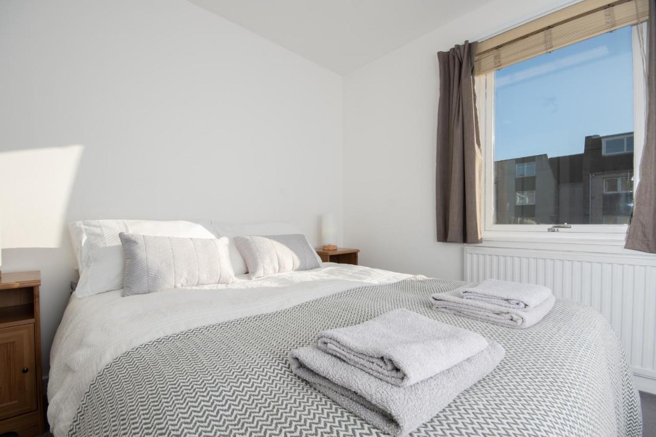 Dwellcome Home Ltd 2 King Beds West End Apt, Half Mile To Union Street Yet Quiet, Free Allocated Parking Space At Rear Entrance & Fast Wifi, Ideal For Long Term Contractor, Corporate, Etc Stays, Regular Housekeeping Option - See Our Site For Assuranc 애버딘 외부 사진