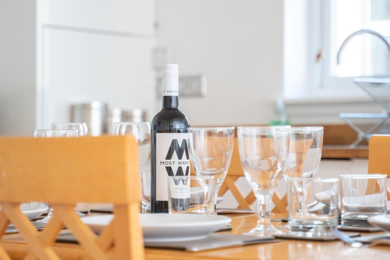 Dwellcome Home Ltd 2 King Beds West End Apt, Half Mile To Union Street Yet Quiet, Free Allocated Parking Space At Rear Entrance & Fast Wifi, Ideal For Long Term Contractor, Corporate, Etc Stays, Regular Housekeeping Option - See Our Site For Assuranc 애버딘 외부 사진