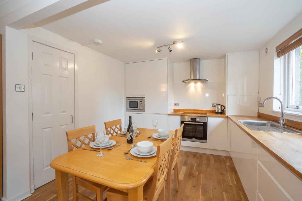 Dwellcome Home Ltd 2 King Beds West End Apt, Half Mile To Union Street Yet Quiet, Free Allocated Parking Space At Rear Entrance & Fast Wifi, Ideal For Long Term Contractor, Corporate, Etc Stays, Regular Housekeeping Option - See Our Site For Assuranc 애버딘 외부 사진